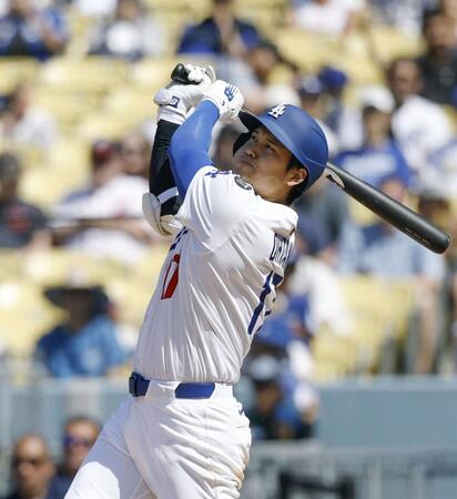 　８回、２６号２ランを放つ大谷（提供・共同通信社）