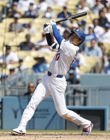 　８回、26号２ランを放つ大谷（共同）