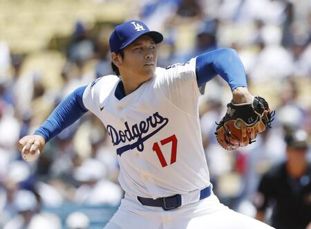 　１番・投手兼指名打者で先発し、投球する大谷（共同）