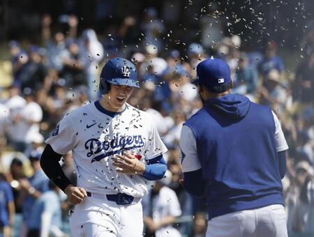 　８回、26号２ランを放ち、種で祝福される大谷（共同）
