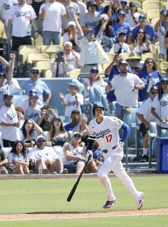 　８回、26号２ランを放つ大谷（共同）