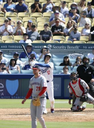 　８回、26号２ランを放つ大谷。投手ラトレッジ（共同）