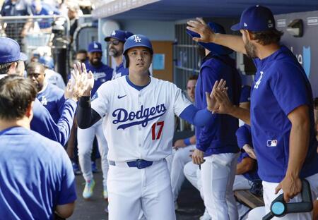 　８回、26号２ランを放ち、ベンチで迎えられる大谷（共同）