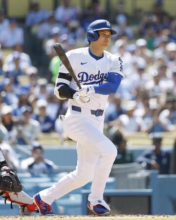 　７回、３点三塁打を放つ大谷（共同）