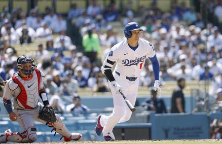 　７回、３点三塁打を放つ大谷（共同）