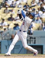 　８回、26号２ランを放つ大谷（共同）