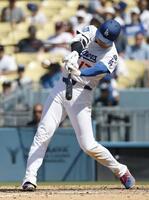 　８回、26号２ランを放つ大谷（共同）
