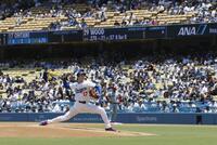 　１番・投手兼指名打者で先発し、投球する大谷（共同）