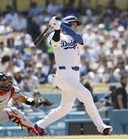 　７回、３点三塁打を放つ大谷（共同）