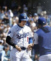 　８回、26号２ランを放ち、種で祝福される大谷（共同）