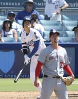 　８回、26号２ランを放つ大谷。投手ラトレッジ（共同）