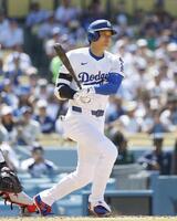 　７回、３点三塁打を放つ大谷（共同）