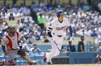 　７回、３点三塁打を放つ大谷（共同）