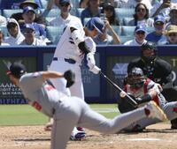 　７回、３点三塁打を放つ大谷。投手ルートス（共同）