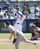 　７回、３点三塁打を放つ大谷。投手ルートス（共同）