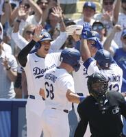 　６回、逆転満塁本塁打を放ったマンシー（右端、背中）を迎える大谷（共同）