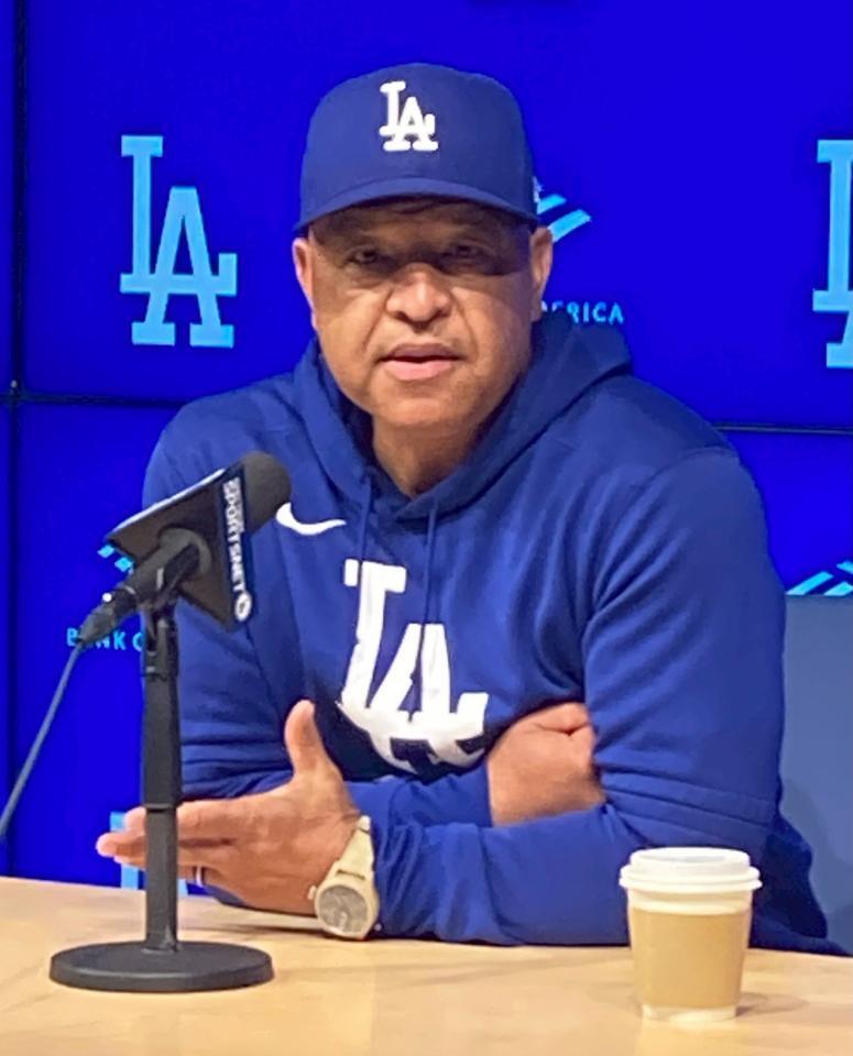 試合前の会見で大谷について話すロバーツ監督（撮影・小林信行）