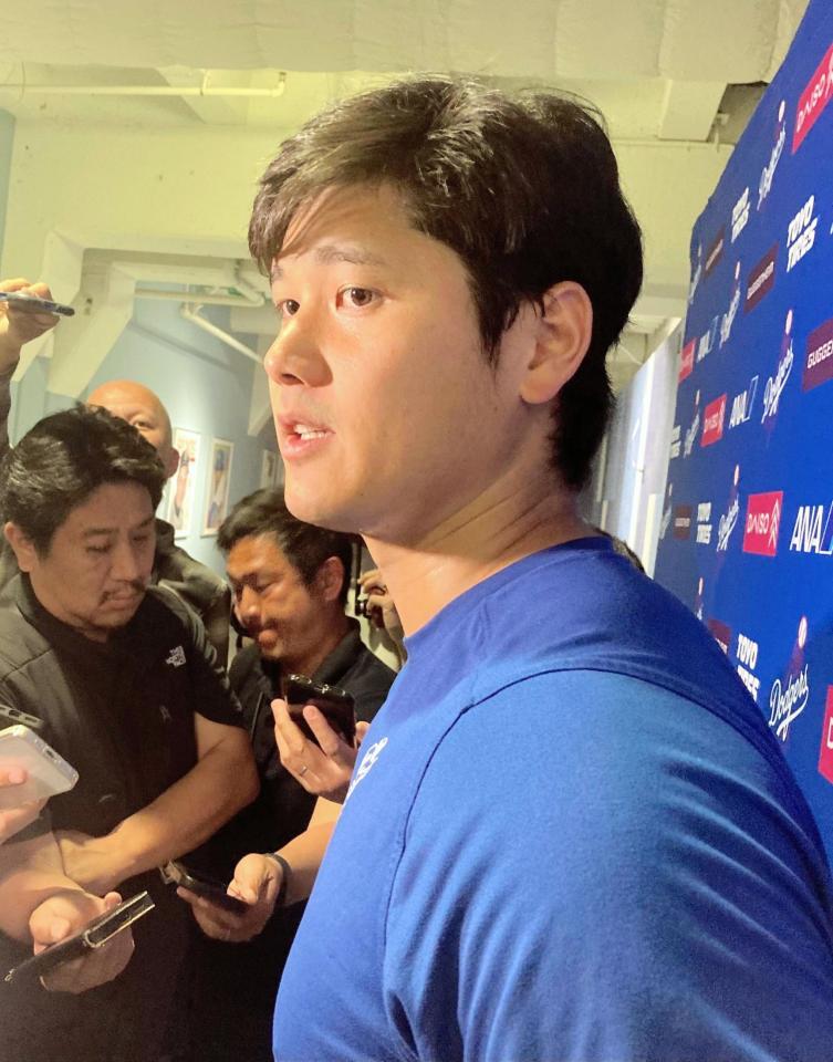 　試合後、報道陣の取材に応じる大谷（撮影・小林信行）