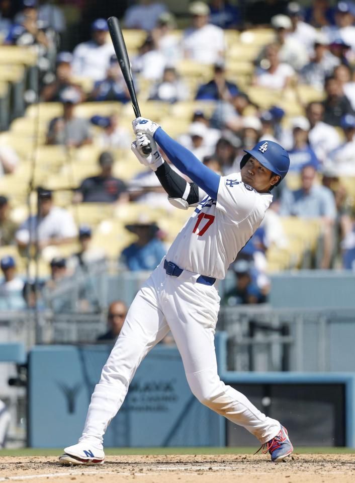 　８回、26号２ランを放つ大谷（共同）