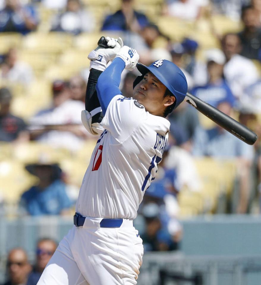 　８回、26号２ランを放つ大谷（共同）