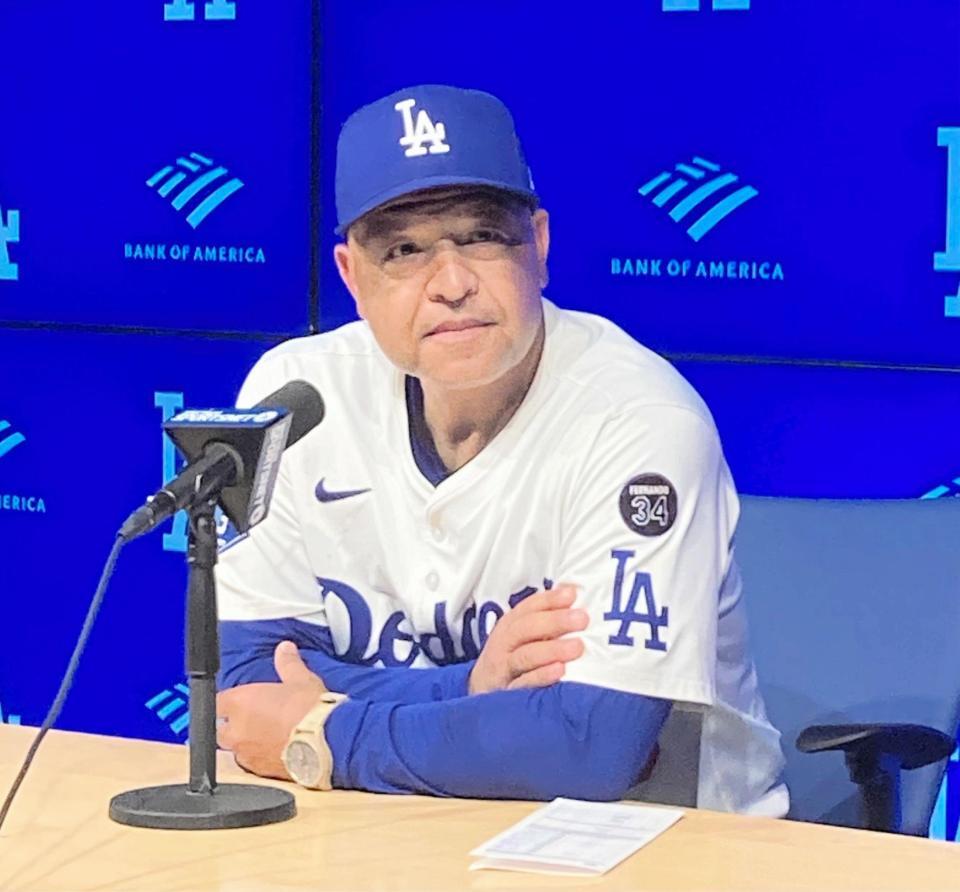 　試合後の会見で報道陣の質問に答えるロバーツ監督（撮影・小林信行）