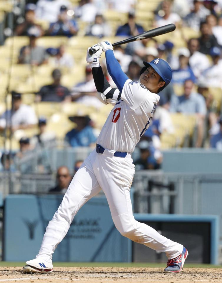 　８回、26号２ランを放つ大谷（共同）