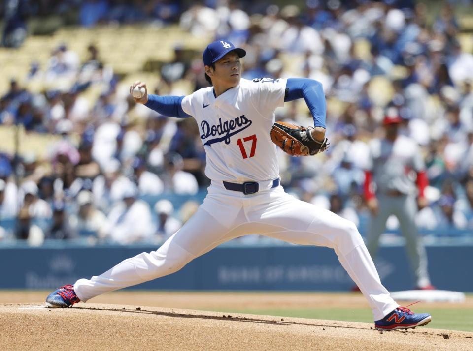 　１番・投手兼指名打者で先発し、投球する大谷（共同）