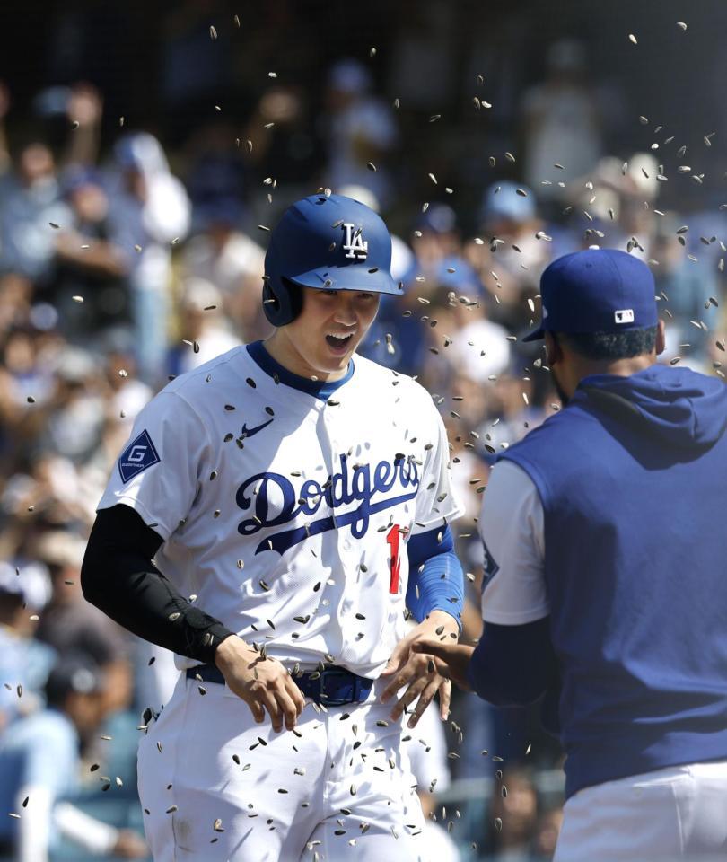 　８回、26号２ランを放ち、種で祝福される大谷（共同）