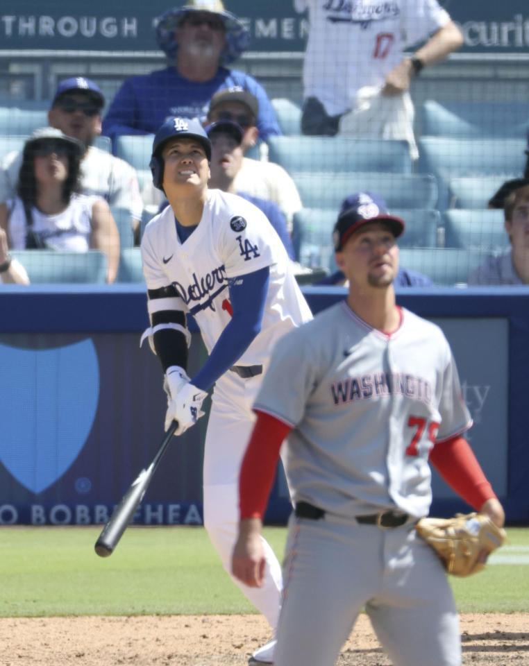　８回、26号２ランを放つ大谷。投手ラトレッジ（共同）