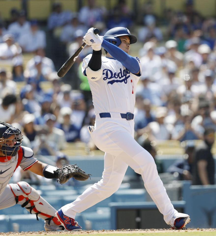 　７回、３点三塁打を放つ大谷（共同）