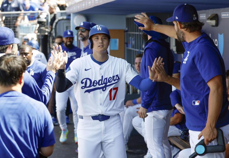 　８回、26号２ランを放ち、ベンチで迎えられる大谷（共同）