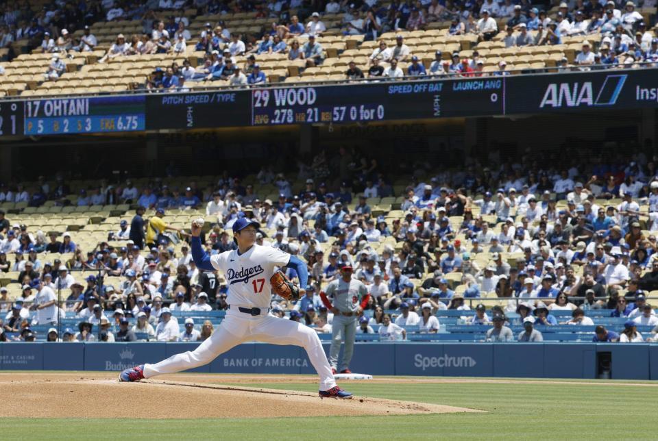 　１番・投手兼指名打者で先発し、投球する大谷（共同）