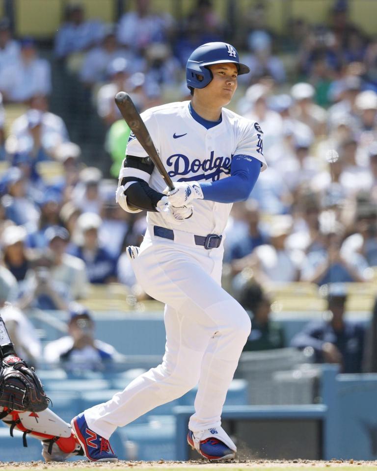 　７回、３点三塁打を放つ大谷（共同）