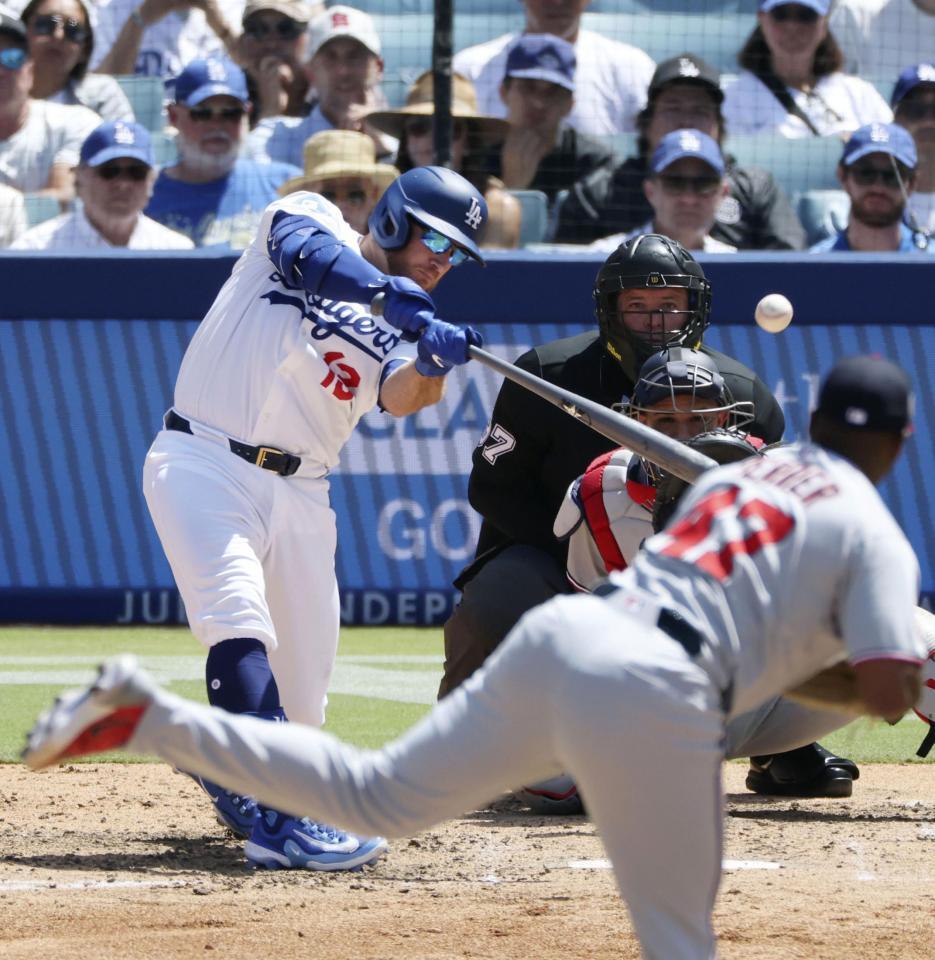 　６回、逆転満塁本塁打を放つマンシー（共同）