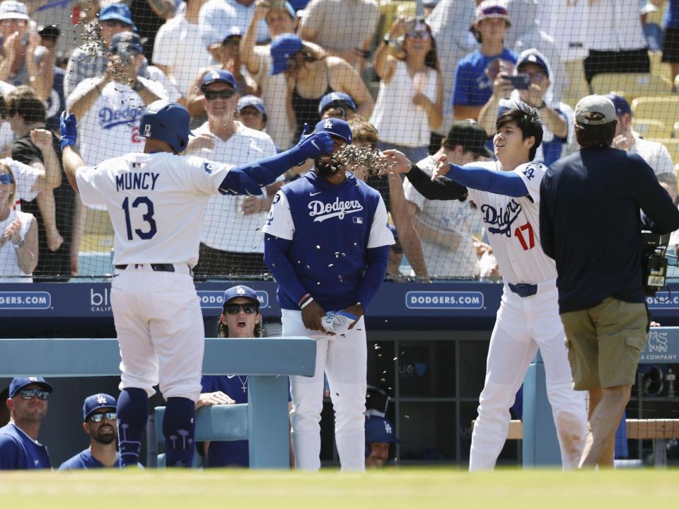 　７回、この試合２本目の本塁打となる３ランを放ったマンシー（13）に種を浴びせる大谷（共同）