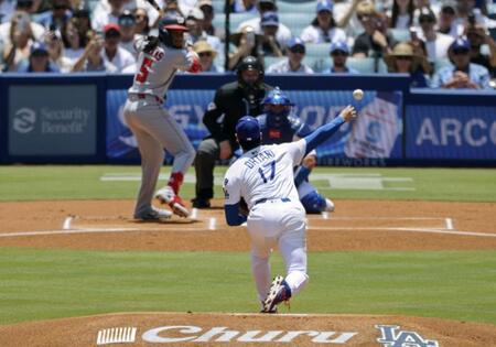 　ナショナルズ戦に先発登板し、第１球を投じる大谷（17）＝共同