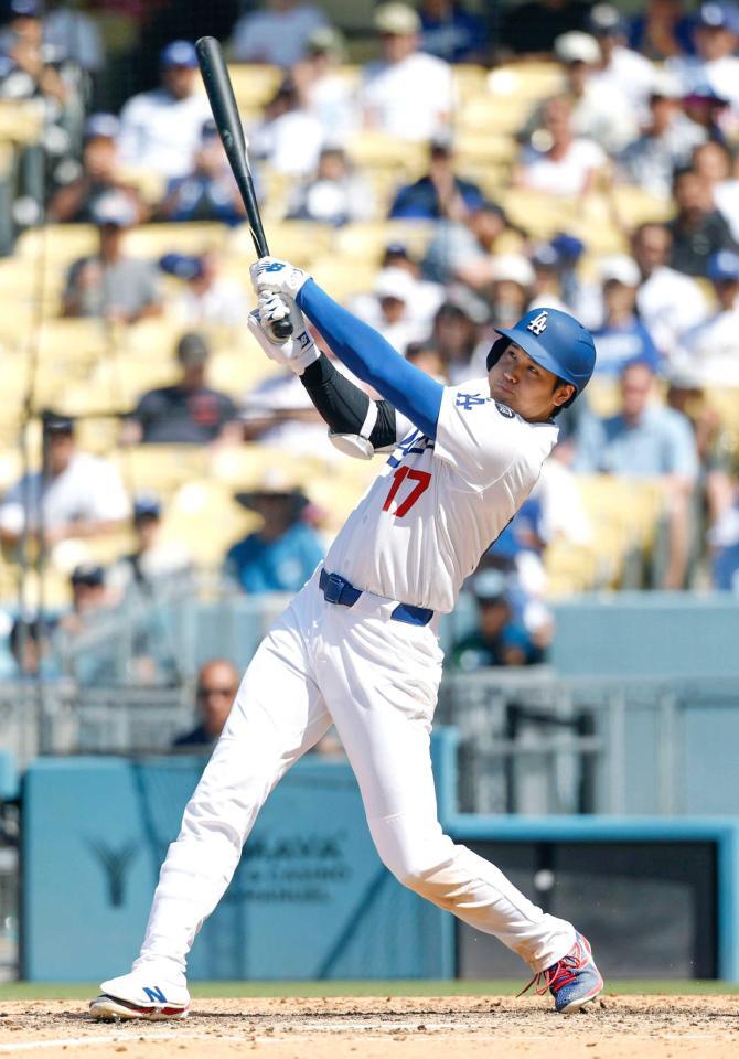 　８回、２６号２ランを放つ大谷（共同）