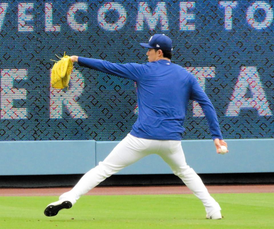 　キャッチボールする佐々木