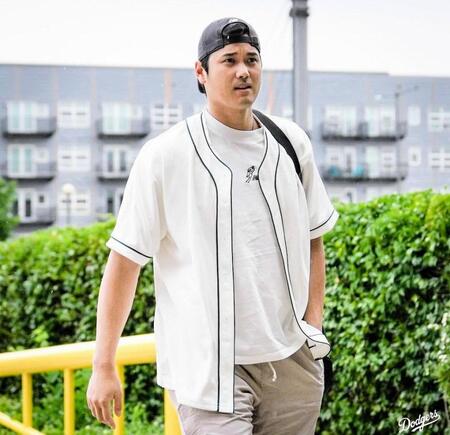 　球場入りする大谷（ロサンゼルス・ドジャース提供）