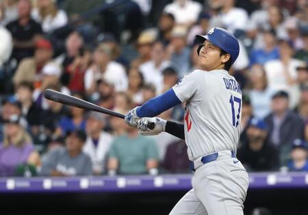 　ロッキーズ戦の６回、27号２ランを放つドジャース・大谷。日米通算３００号に到達した（共同）