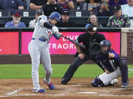 　米大リーグ、ロッキーズ戦の６回、２７号２ランを放つドジャースの大谷翔平。日米通算３００号に到達した（共同）