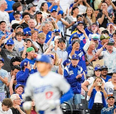　六回、２戦連続の２７号を放ち、総立ちとなるドジャースファン（ロサンゼルス・ドジャース提供）