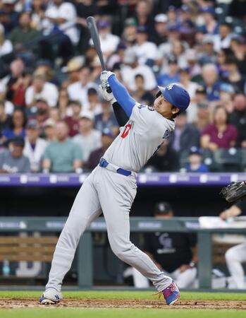 　ロッキーズ戦の６回、２７号２ランを放つドジャースの大谷翔平。日米通算３００号に到達した（提供・共同通信社）