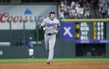 　ロッキーズ戦の６回、27号２ランを放ち塁を回るドジャース・大谷。日米通算３００号に到達した（共同）