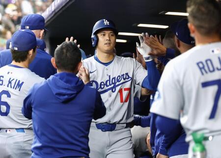 　米大リーグ、ロッキーズ戦の６回、27号２ランを放ちベンチで迎えられるドジャースの大谷翔平。日米通算３００号に到達した（共同）