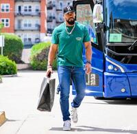 　球場入りするテオスカー・ヘルナンデス（ロサンゼルス・ドジャース提供）