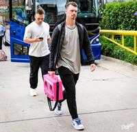 　球場入りするドレイヤー（ロサンゼルス・ドジャース提供）