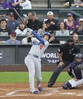 　ロッキーズ戦の３回、左飛に倒れるドジャース・大谷（共同）