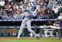 　米大リーグ、ロッキーズ戦の６回、２７号２ランを放つドジャースの大谷翔平。日米通算３００号に到達した（共同）