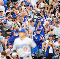 　六回、２戦連続の２７号を放ち、総立ちとなるドジャースファン（ロサンゼルス・ドジャース提供）